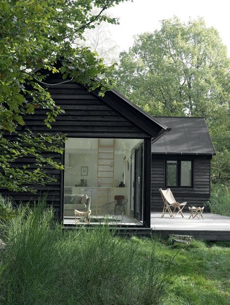 Black Architecture, Black Cabin, Black Houses, Vacation Cottage, Design Exterior, Cabin In The Woods, Cabins And Cottages, Cabins In The Woods, Little Houses