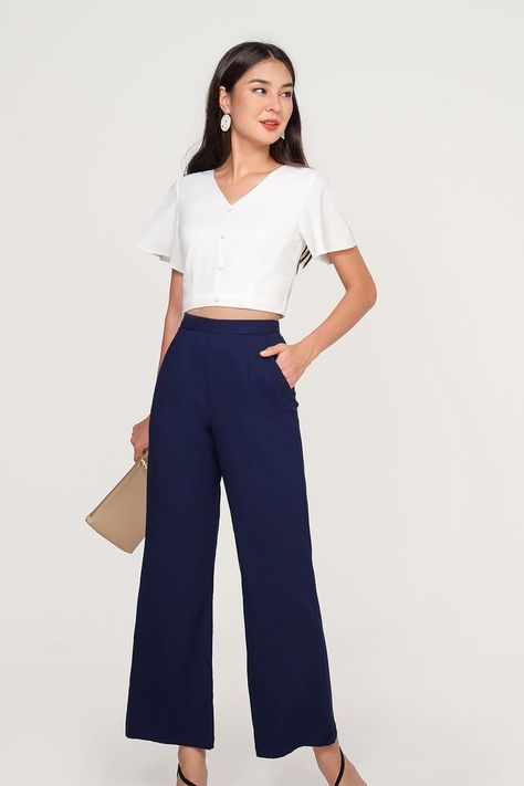 Debut Motif, Navy Blue Trousers Outfit, Wide Leg Pants Outfit Summer, White Pants Fashion, Blue Trousers Outfit, Blue Shoes Outfit, Blue Pants Outfit, Dark Blue Pants, Wide Leg Pants Outfits