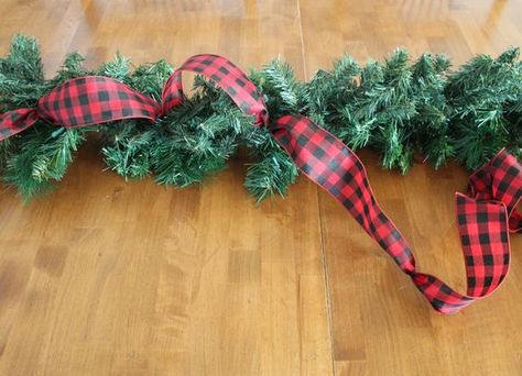 Christmas Garland Mantle, Diy Girlande, Diy Christmas Garland, Garland Diy, Christmas Decorations Garland, Ribbon Garland, Christmas Mantel Decorations, Holiday Garlands, Christmas Mantle