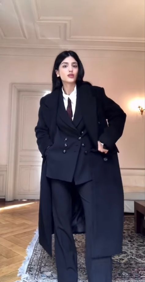 Women In Suits Aesthetic Vintage, Suit Outfits For Women Aesthetic, Women Black Suit Outfit Classy, Leo Style Outfits, Business Woman Aesthetic Outfit, Assasin Outfits Women, Businesswoman Aesthetic, Womens Suit Outfits, 3 Piece Suit Women