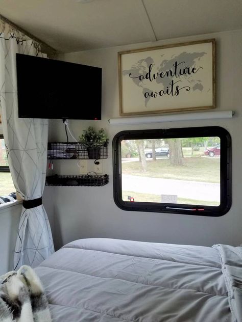 Rangement Caravaning, Cozy Camper, Rv Redo, Camper Reno, Lite Travel Trailers, Camper Interior Design, Caravan Ideas, Camping Vintage, Holiday Bedroom