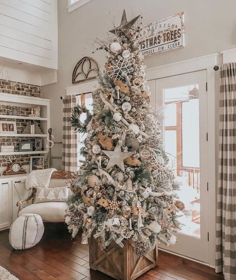 Farmhouse Style Christmas Tree, Christmas Tree Inspiration Rustic, White Christmas Tree Decorations, Farmhouse Style Christmas, Farmhouse Christmas Tree, Black Christmas Trees, Flocked Christmas Trees, Christmas Tree Inspiration, White Christmas Decor