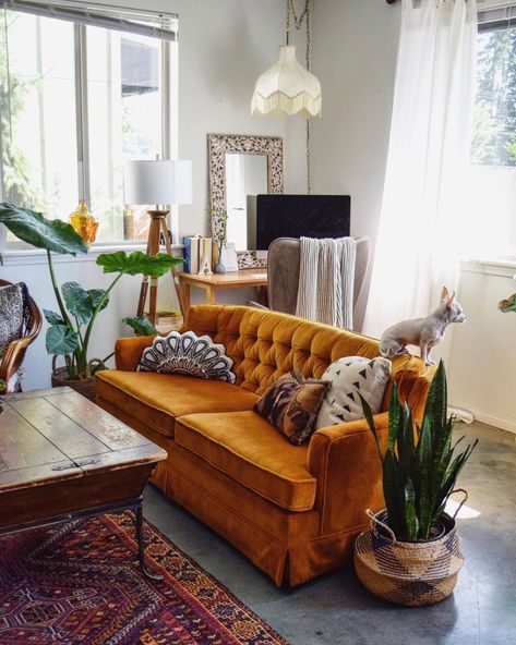 Boho Chic Interior Design, Gold Couch, Eclectic Interior Style, Bungalow Decor, Bungalow Interiors, Boho Bungalow, Boho Chic Interior, Furnitur Ruang Keluarga, Boho Interior Design