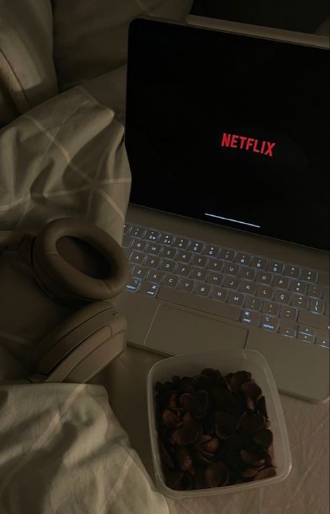 Netflix On Computer Aesthetic, Laptop Netflix Aesthetic, Movie Laptop Aesthetic, Film Night Aesthetic, Movie On Laptop Aesthetic, Netflix On Laptop, Netflix Aesthetic Laptop Night, Watching Netflix Aesthetic, Netflix And Chill Aesthetic Night