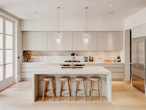 magical marble kitchen // white and grey + neutral Modern Marble Kitchen, Model Dapur, Interior Dapur, Small Kitchens, Best Kitchen Designs, Belek, Kitchen Marble, Trendy Kitchen, Large Kitchen