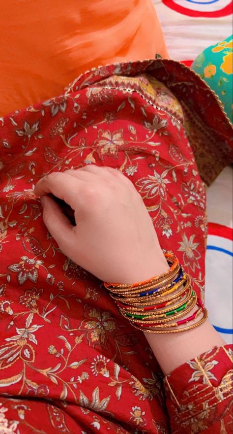 Bangles Hand Dp, Ammi Jaan, Afghanistan Culture, Pakistani Aesthetic, Girl Dps, Girly Swag, Simple Style Outfits, Me Myself And I, Bridal Mehendi Designs