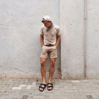 Island Life Justin Livingston, Boy Box, Modern Mens Fashion, Preppy Men, Mens Summer Outfits, Gq Style, Mens Fashion Photography, Sandals Outfit, Hipster Mens Fashion