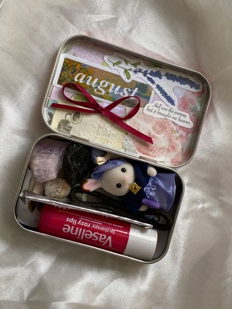 Gum Box Ideas, Altoid Tin Aesthetic, Altoid Box Ideas, Trinket Box Aesthetic, Decorated Altoid Tins, Decorated Boxes Ideas, Trinket Box Ideas, Altoids Box Ideas, Decorated Tins