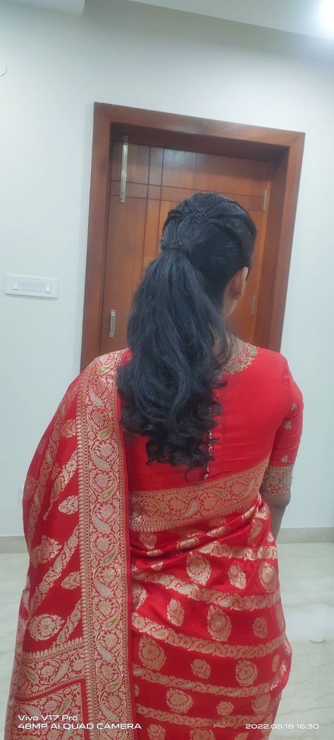 Hair Styles For Pattu Sarees, Haïr Style For Office, Saree Hair Styles Indian Simple, Daily Hairstyles Easy Indian, Fancy Saree Hairstyles, Hairstyle For Silk Saree, Saree Hairstyles Simple, Traditional Hairstyle For Saree, Hairstyle For Engagement