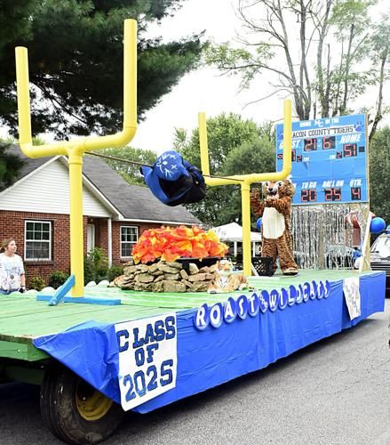 Homecoming Floats Football, Homecoming Parade Cheer Floats, Football Floats Parade Ideas Easy, Homecoming Parade Float Ideas Theme Football, Freshman Homecoming Float Ideas, Hoco Floats Ideas, Ffa Homecoming Float, Golf Cart Parade Float, Home Coming Float Ideas