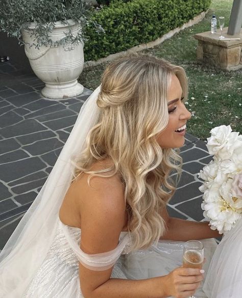 Blonde Wedding Hair, Bridal Hair Down, Wedding Hair Half, Bridesmaid Hair Makeup, Bridal Hair Inspiration, Vlasové Trendy, Long Hair Wedding Styles, Wedding Hair Inspiration, Wedding Hair Down