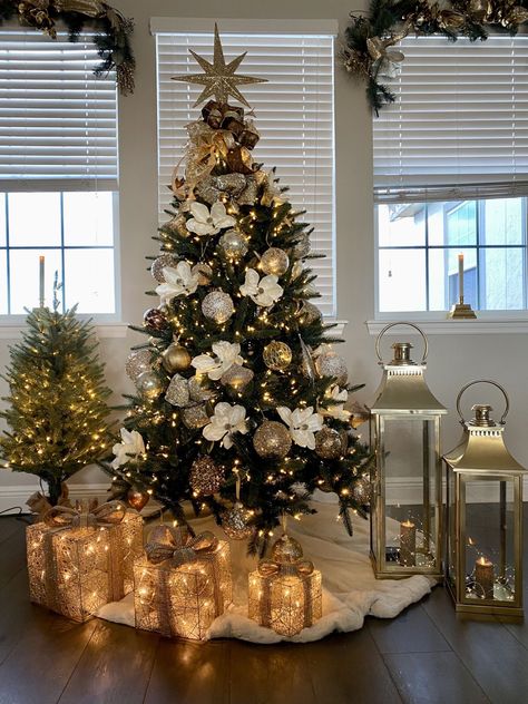 Christmas Tree Themes White And Gold, White And Gold Christmas Theme, White Gold Christmas Tree Decorations, White And Gold Tree Decorating Ideas, Christmas Tree Cream And Gold, Christmas Tree Gold Silver White, Simple White And Gold Christmas Tree, White Gold Champagne Christmas Tree, Christmas Tree Decorations White And Gold