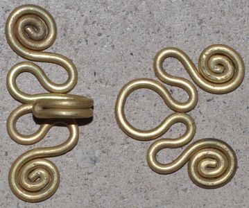 Wire Clasps, Wire Spiral, Wire Clasp, Wire Jewelery, Bracelet Fil, Wire Jewelry Tutorial, Hammered Brass, Diy Wire Jewelry, Jewelry Clasps