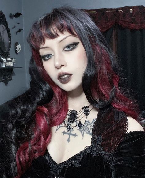 losttcreature on Insta Black And Red Hair, Vampire Hair, Afro Punk Fashion, Gothic Hairstyles, Vibrant Hair, Goth Hair, Dyed Hair Inspiration, Goth Beauty, Peinados Fáciles Para Cabello Corto