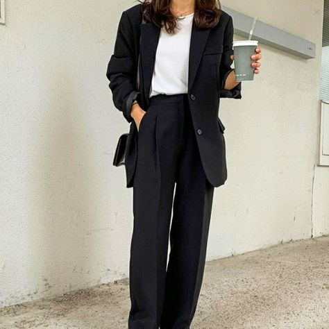 Korean Fashion Office Casual, Architecture Presentation Outfit, Full Black Outfit Casual, Classy Outfits Korean, Blazer Korean Outfit, Blazer Outfits Korean, Women In Black Suits, Black Blazer Outfit Elegant, Monochrome Outfit Black And White