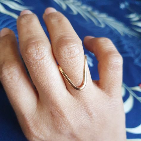 U or V shaped wedding ring worn on right hand's ring finger  by mangalorean married women Simple Vanki Ring Design, V Shape Finger Ring, V Shaped Rings For Women, V Rings Gold, V Ring Design, Vanki Rings Gold Indian, V Shape Ring Gold, Vangi Ring, Vanki Ring Design