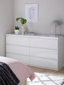 Very Home Layton Gloss 6 Drawer Chest in White - FSC® Certified Very Home's new Layton collection has a simple, stylish design that uses a shiny gloss finish in a bedroom brightening white hue to reinvent your sleep space. This clothes storage chest features two columns of three drawers which have a handle-free design so that there's nothing to interrupt the look of the high gloss sheen. Each drawer runs smoothly and quietly (even when full of folded fashion) thanks to the easy-glide metal runne Bedroom Ideas Chest Of Drawers, Drawers Aesthetic Room, White Chester Drawers, Bedroom Storage Teen, Clothes Drawer Aesthetic, Draws For Bedroom, White Furniture For Bedroom, Room Inspiration Bedroom Simple, Simple White Bedroom Ideas