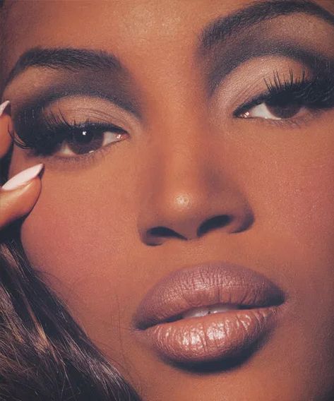 Naomi Campbell Celebrity Style | GRAZIA Magazine | A Celebration Of Kevyn Aucoin Through His Most Iconic Makeup Looks 90’s Makeup, Kevyn Aucoin Makeup, 90s Makeup Look, Dag Make Up, Elegantes Makeup, Mekap Mata, 90s Makeup, Flot Makeup, Makeup Icons