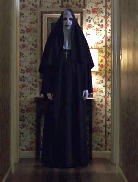 Valak The Conjuring, Conjuring Nun, Black Love Movies, Ed E Lorraine Warren, Conjuring 2, Läskig Halloween, Monster Makeup, Taissa Farmiga, Scary Images