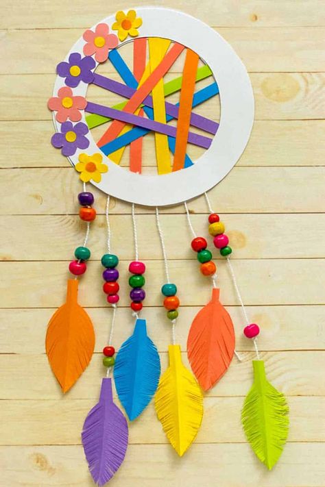 Indigenous Crafts For Preschoolers, Paper Dream Catcher Diy, Dream Catcher Preschool Craft, Indigenous Crafts For Toddlers, Indigenous Art Preschool, Dream Catcher Kids Craft, Crafts For August For Kids, Toddler Native American Crafts, Easy Native American Crafts