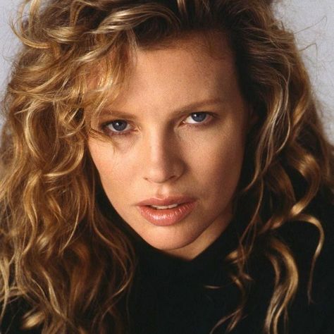 Treinta de las mujeres más hermosas de los últimos cien años Kim Basinger, Bond Girls, Hollywood Icons, Actrices Hollywood, Celebrity Portraits, Sophia Loren, Famous Women, Classic Beauty, Hottest Celebrities