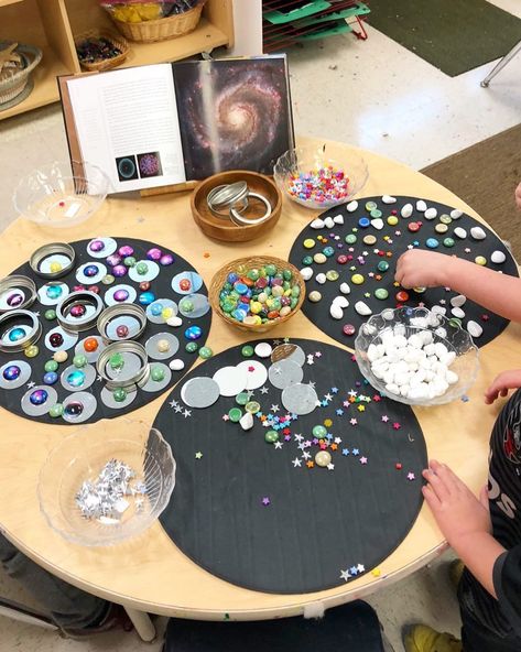 Loose Parts have endless possibilities and allow children to create without any predetermined outcome. Invitation To Create, Space Preschool, Sistem Solar, Space Activities, Box Creative, Invitation To Play, Loose Parts, Space Party, Making Crafts