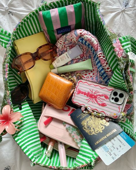 summer packing 🌺🐚🦞🫧 Beach Bag List, Summer Bag Essentials, Summer Packing List, Summer Vacation Packing, Hydro Flask Accessories, Digital Content Creator, British Passport, Summer Packing, Inside My Bag