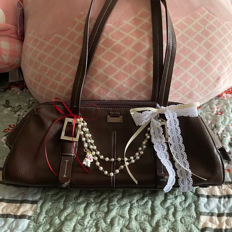 Decorating Purses Ideas, Samo Ondoh Bag Aesthetic, Decorated Purse, Decorated Bag, Birkin Style, Jane Birkin Style, Purse Aesthetic, Purse Decorations, Decorated Bags