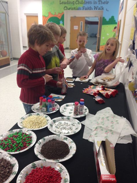 In library Mrs. Shillings 3rd and 4th graders listened to "A Gingerbread Man Loose in the School".  During their 2013 Christmas party they each found their own and a decorating station!  www.ccls.net Elementary School Christmas Party, Kindergarten Christmas Party, Christmas Elementary, Pta Membership, 1st Grade Crafts, Classroom Christmas Party, Childhood Memories Aesthetic, School Holiday Party, Memories Aesthetic