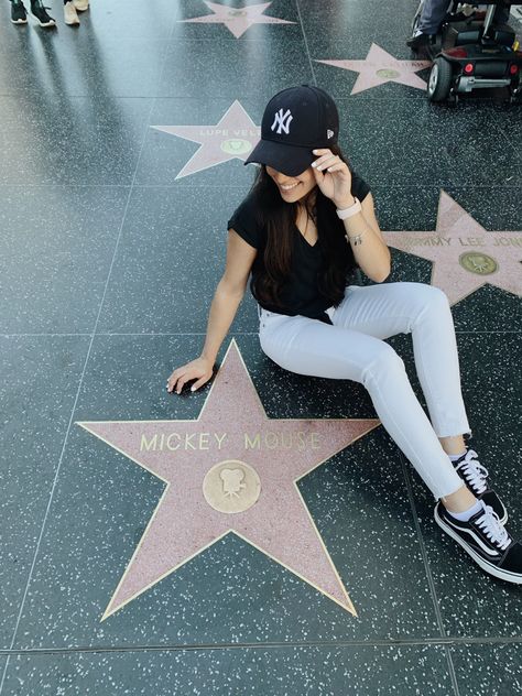 I’m at the Hollywood Walk of Fame sitting on the floor  to Mickey Mouse star. I’m wearing a black tshirt, white jeans, blue NY cap. Pictures To Take In California, Hollywood Sign Pictures Ideas, Outfit Ideas For Los Angeles, Hollywood Walk Of Fame Pictures Ideas, Las Angeles Outfits, Hollywood Picture Ideas, Walk Of Fame Pictures Ideas, Hollywood Walk Of Fame Aesthetic, La Photo Ideas