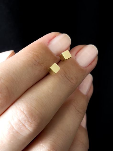 14k Solid Gold Cube Stud Earring Dainty Piercing Small Gold - Etsy Raw Turquoise Ring, Gold Cube, Earring Christmas, Cube Earrings, Gold Packaging, Amethyst Ring Vintage, Earring Minimalist, Dainty Gold Jewelry, 14k Gold Hoop Earrings