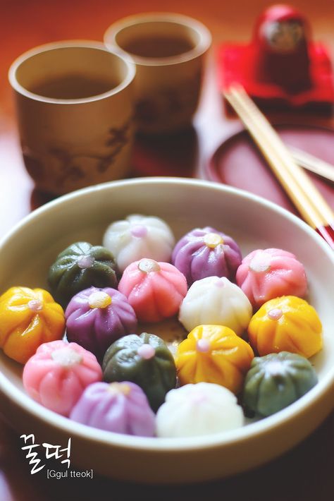 Ggul tteok, Korean sticky rice balls with lemon honey by Alex Tran 黑貓小子 Rice Cake Balls, Sticky Rice Balls, Sweet Rice Cake, Korean Food Recipes, Korean Sweets, Korean Rice Cake, South Korean Food, Korean Dessert, Korean Desserts