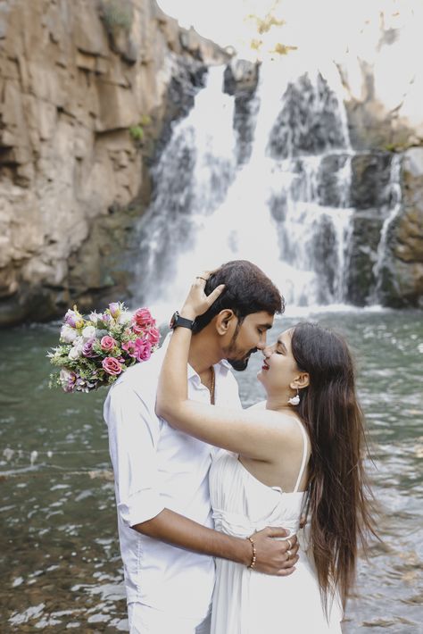 Waterfall Couple Poses, Waterfall Prewedding Shoot, Cupel Pose, Prewedding Minimal, Fall Couple Pictures, Creative Couples Photography, Pre Shoot, Pre Wedding Photoshoot Props, Camera Cartoon