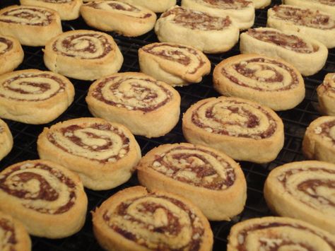 Pinwheel Cookies Recipe, Date Cookies, Pinwheel Cookies, Pinwheel Recipes, Cookies Recipes Christmas, Favorite Cookies, Cookie Desserts, Holiday Baking, No Bake Cookies