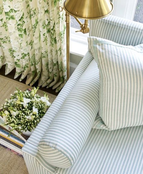 Coloring! Small bedroom Amy Berry, Striped Sofa, Classic Kitchen, Decoration Inspiration, Boho Home, Living Room Inspiration, House Inspiration, Home Decor Inspiration, Home Living Room