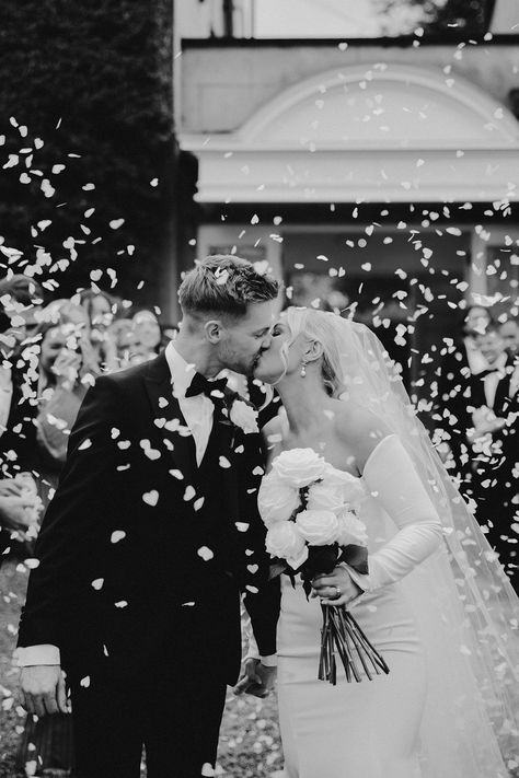 Black and white confetti photo at black tie wedding Bride And Groom Confetti, White Wedding Confetti, First Kiss Wedding Confetti, Confetti Photo Wedding, Classic Black And White Wedding Photos, Black And White Wedding Portraits, Confetti Photoshoot Wedding, Bride And Groom Black And White, Wedding Photography 2023