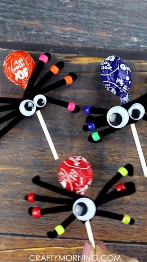 Sucker Spider Treats- Halloween candy treats for kids to make or hand out to trick or treaters. Easy halloween craft for kids to make too. Fun diy project. Halloween Candy Treats, Spider Treats, Halloween Crafts For Kids To Make, Halloween Candy Crafts, Easy Halloween Craft, Dulceros Halloween, Crafty Morning, Fun Halloween Treats, Treats For Kids