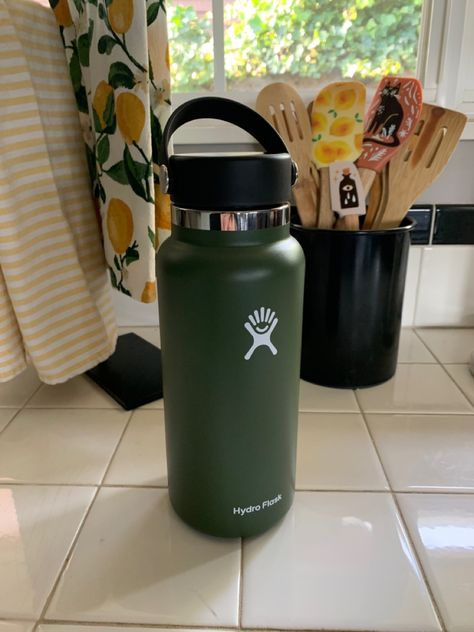 Dark Green Hydro Flask, Green Hydroflask Aesthetic, Dark Green Water Bottle, Olive Hydroflask, Green Hydroflask, Green Hydro Flask, Hydro Flask Aesthetic, Flask Aesthetic, Brr Basket