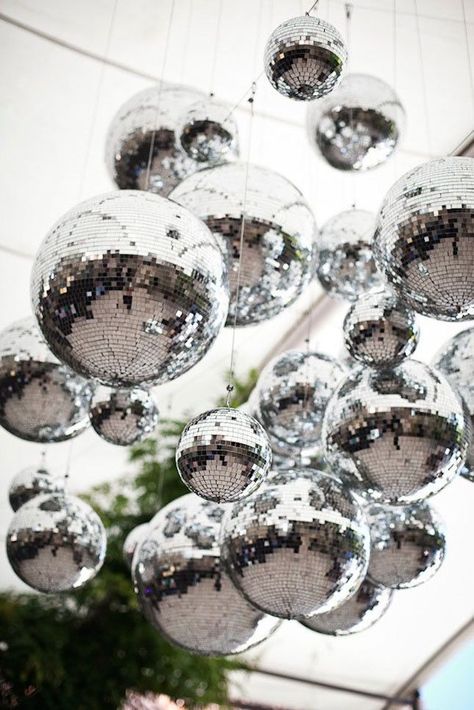 disco-balls-zone-dance-wedding Disco Decor, Disco Decorations, Tafel Decor, Dance Floor Wedding, Disco Theme, 70s Party, Silver Party, Nye Party, Glitter Party