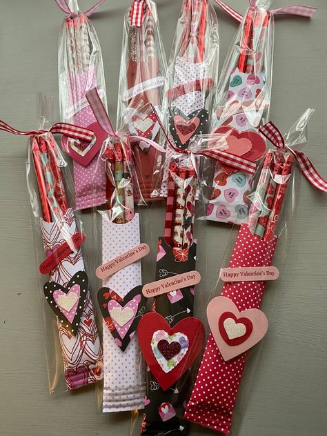 Valentines Day Goodie Bags For School, Valentines Paper Crafts, School Valentines Treats, Candy Cottage, Valentine Paper Crafts, Winter Birthday Party, Valentine Favors, Valentine Party Favors, Valentine Treat