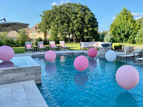 Baby Shower Pool Decorations, Floating Balloons In Pool, Gender Reveal Pool Party Ideas, Pool Baby Shower Ideas, Luxury Pool Party, Pool Balloons, Pool Decorations, Swimming Pool Decorations, Floating Decorations