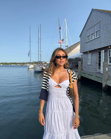 Campbell Puckett on Instagram: “coastal grandmother vibes unlocked 🌊” Coastal Weekend Outfit, Nantucket Winter Outfits, Hamptons Instagram Pictures, Coastal Town Outfit, Coastal Grandmother Dresses, Coastal Aunt Aesthetic, Coastal Mom Outfits, Marthas Vineyard Summer Outfits, Nantucket Aesthetic Clothes