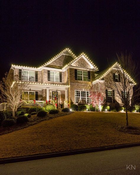 Outdoor Christmas Lights and Decor Coastal Powder Room, Blush Pink Bedroom, Small Pantry, Powder Room Design, Black Dining Room, Bedroom Panel, Red Decor, Iron Chandeliers, Glass Cabinet Doors