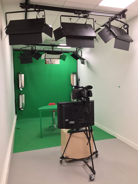 At Home Film Studio, Small Tv Studio Set Design Ideas, Home Photo Studio Setup, Bedroom Photo Studio, Garage Podcast Studio, Media Studio Design, Filming Studio Design, Video Recording Studio Design, Small Film Studio