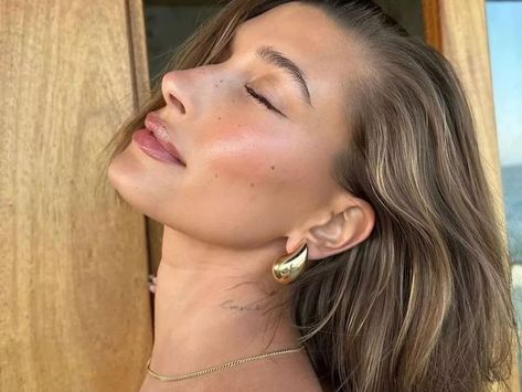 Bottega dupe! Super cute hailey beiber vintage Big Dangle Earrings, Thick Gold Hoop Earrings, Fall Lips, Thick Gold Hoops, Celebrity Style Icons, Chunky Gold Hoop Earrings, Chunky Hoop Earrings, Gold Earrings For Women, Chunky Earrings