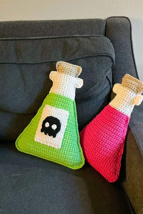 Crochet Potion Bottle Pattern - thecaffeinatedsnail.com Poison Apple Crochet Pattern Free, Crochet Potion Bottle, Halloween Crochet Pillow, Dark Crochet, Crochet Skull Patterns, Customizable Labels, Crochet Skull, Crochet Monsters, Crochet Eyes