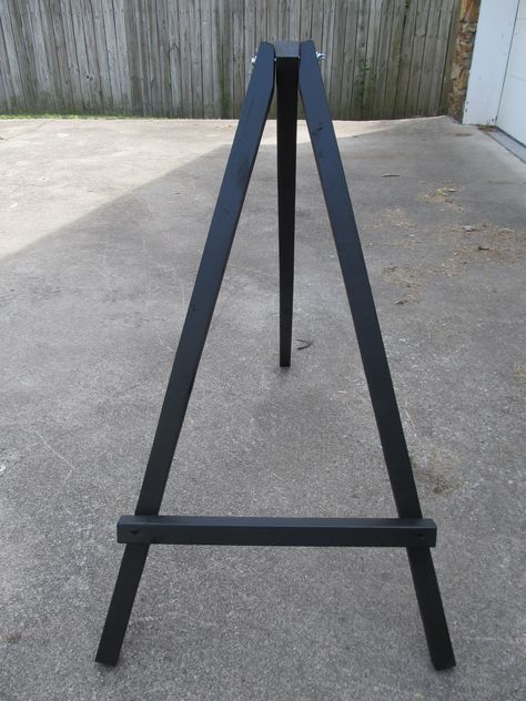 How to make a diy easel for displaying chalkboards or artwork. Works great to display large items at craft shows too. Diy Easel, Floor Easel, Diy Storage Rack, Wedding Mirror, Wood Easel, Diy Display, Display Easel, Easel Stand, Wooden Easel