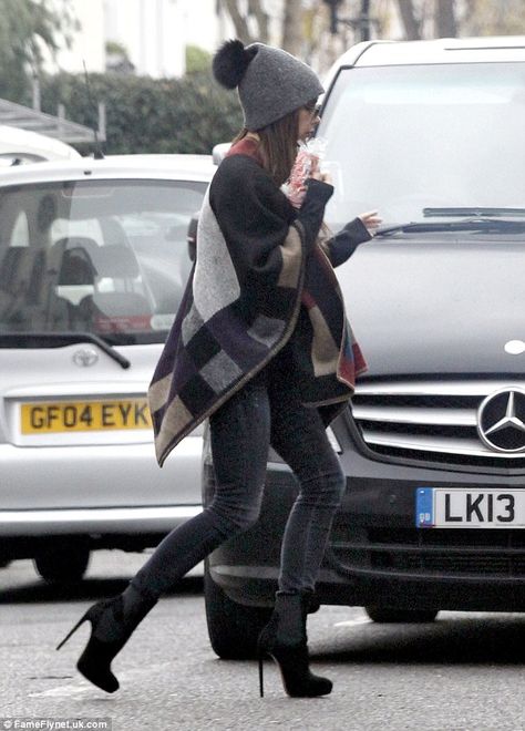 Bundled up: Victoria Beckham stepped out in London on Tuesday, rocking a Burberry blanket poncho, figure-hugging skinny jeans and a rather fun woolly bobble hat Burberry Poncho Outfit, Burberry Blanket, Burberry Poncho, Poncho Outfit, Cape Outfit, Plaid Capes, Blanket Poncho, Victoria Beckham Style, Victoria B