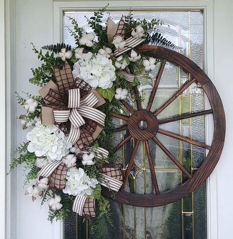 Wagon Wheel Floral Arrangement, Wagon Wheel Wreath, Wagon Wheel Decor, Fan Ideas, Wheel Wreath, Rustic Wreaths, Wagon Wheels, Western Crafts, Wheel Decor