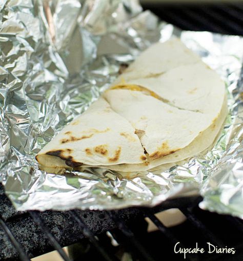 15 simple meals that can be cooked over a campfire Camping Quesadillas, Mexikansk Mat, Best Camping Meals, Foil Dinners, Camping Snacks, Fire Food, Scout Camping, Campfire Food, Campfire Cooking